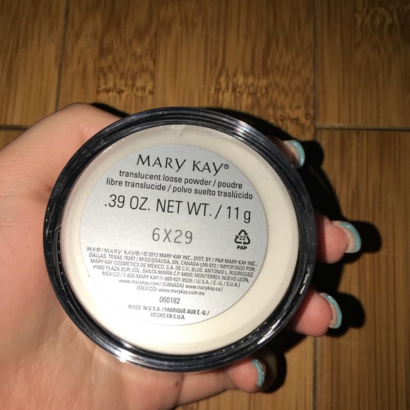 New Mary Kay Translucent Loose Powder - Picture 3 of 3
